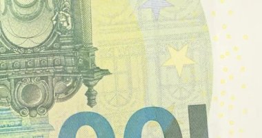 Avrupa para birimi, bir buçuk avroluk banknotlar halinde masada dönüyor