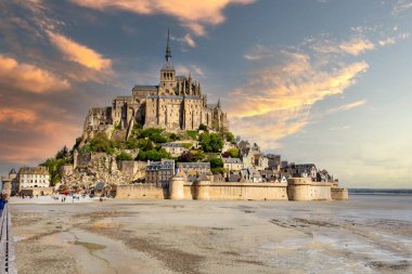 Fransa, Normandiya 'daki güzel katedral Le Mont Saint-Michel manzarası, güzel tarihi bina, turistik yer, gün batımı manzarası.