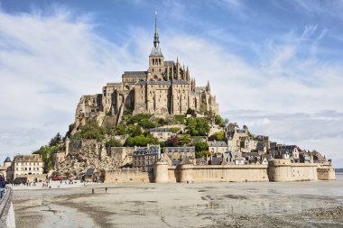 Fransa, Normandiya 'daki Le Mont Saint-Michel Katedrali' nin güzel manzarası. Güzel tarihi bina, turistik yer.