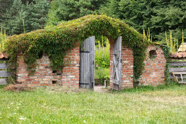 Porta Madeira Velha Que Conduz Jardim Instalada Uma Parede Tijolo — Fotografia de Stock