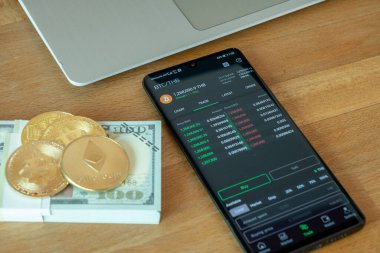 Bitcoin ve kripto döviz platformlu cep telefonu. Finansal yatırım için akıllı bir telefondaki takas pazarı.