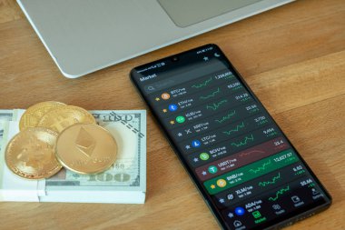 Bitcoin ve kripto döviz platformlu cep telefonu. Finansal yatırım için akıllı bir telefondaki takas pazarı.