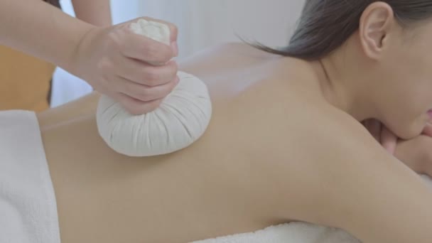 Uma Jovem Mulher Asiática Deitada Uma Mesa Massagem Spa Resort — Vídeo de Stock