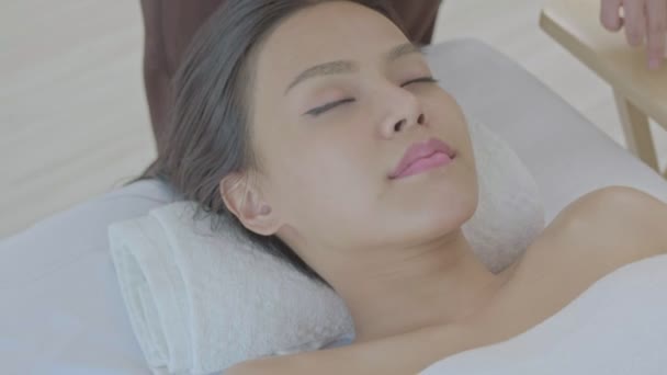 Young Asian Woman Lying Massage Table Spa Resort Holiday People — ストック動画