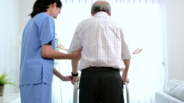 Asyalı genç hemşire, yaşlı bir bakıcıya bakmış. Hastası olan bir hemşire emekli bir ev servisine girmeye çalışıyor..