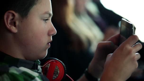 Menino jogando no computador tablet — Vídeo de Stock