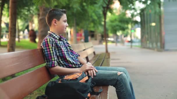 Adolescente rilassante sulla panchina — Video Stock