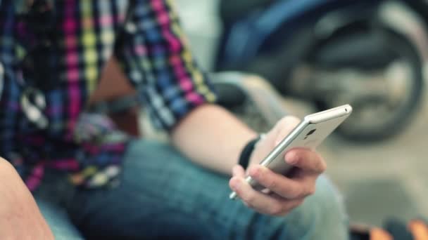 Niño escribiendo sms en el teléfono inteligente — Vídeos de Stock