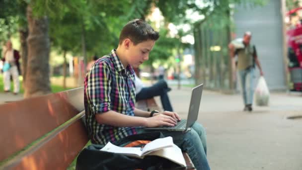 Adolescente haciendo tarea — Vídeo de stock