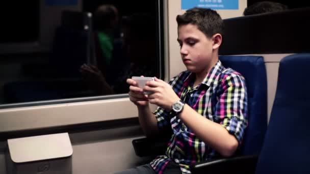 Chlapec hraje na smartphone — Stock video