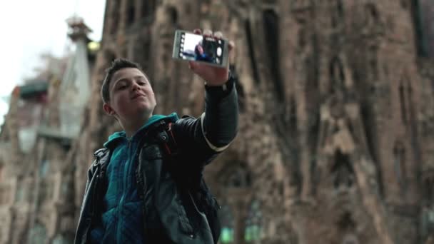 Boy taking picture of Sagrada Familia — Stock Video