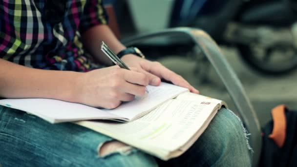 Adolescente haciendo tarea — Vídeo de stock