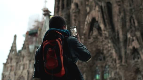 Niño tomando fotos de la Sagrada Familia — Vídeos de Stock