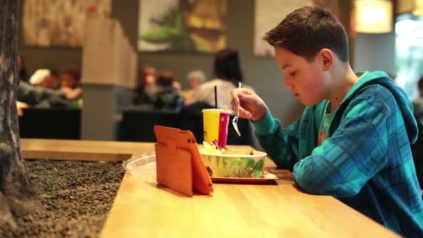 Menino comendo salada — Vídeo de Stock