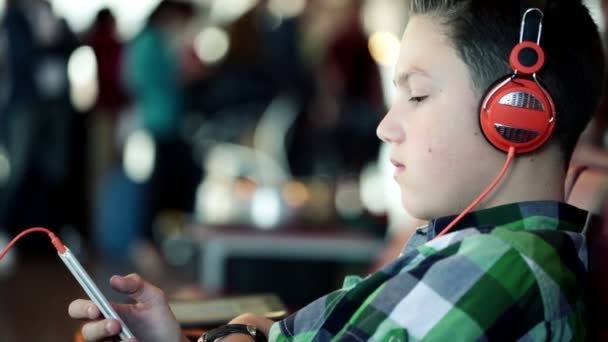 Niño escuchando música en el teléfono inteligente — Vídeos de Stock