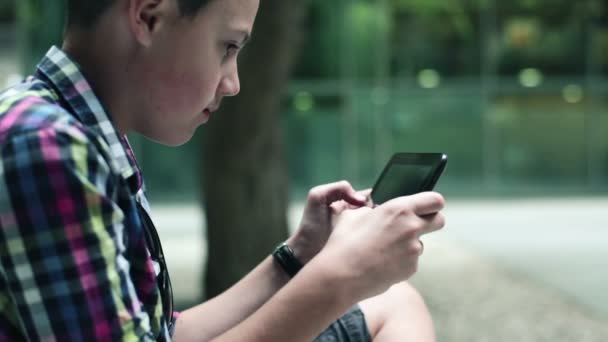 Teenager s tabletovým počítačem — Stock video