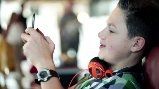 Chlapec hraje na tabletu — Stock video