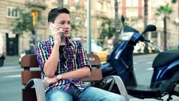 Adolescente falando no celular — Vídeo de Stock