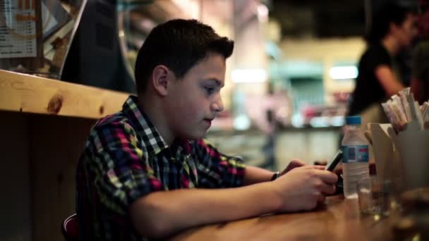 Menino com computador tablet — Vídeo de Stock