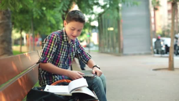 Adolescente con laptop moderno — Video Stock