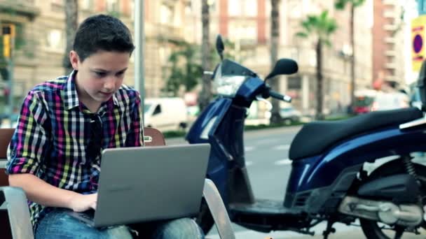 Genç modern dizüstü bilgisayar ile — Stok video