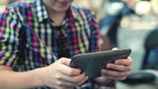 Teenager spielt auf Tablet-Computer — Stockvideo
