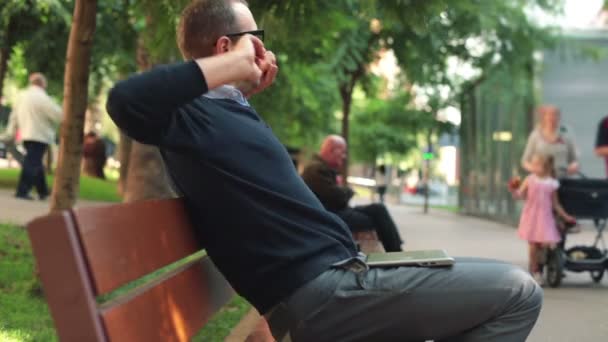 Businessman with laptop relaxing — Stock Video