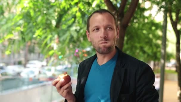 Hombre comiendo manzana — Vídeo de stock