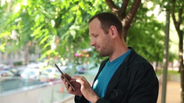 Man using his tablet — Stock Video