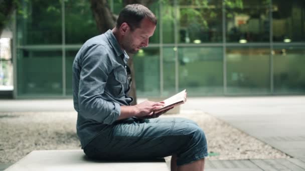 Hombre leyendo libro — Vídeos de Stock