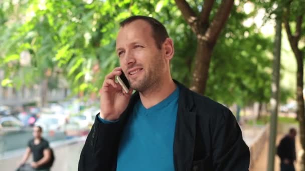 Un uomo che parla al cellulare — Video Stock