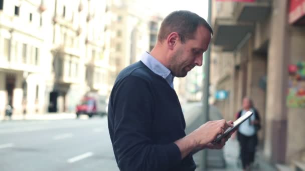 Man with tablet computer — Stock Video