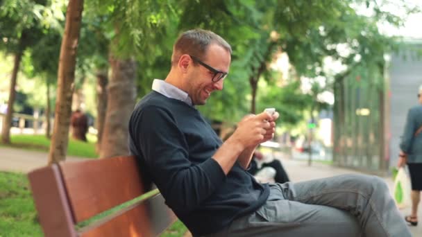 Hombre jugando en el teléfono inteligente — Vídeos de Stock