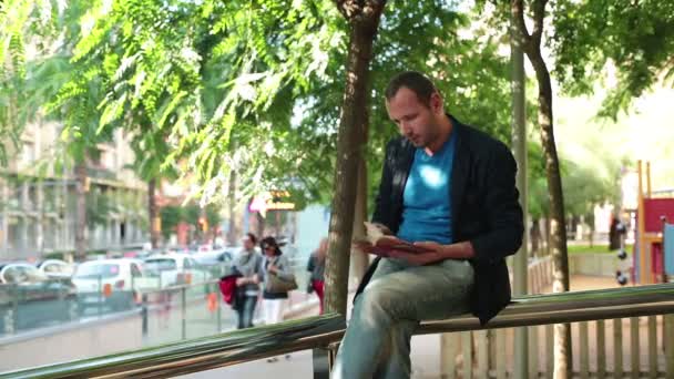 Людина читання книги — стокове відео
