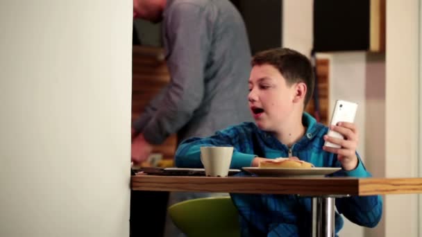 Zoon iets waarop met smartphone — Stockvideo