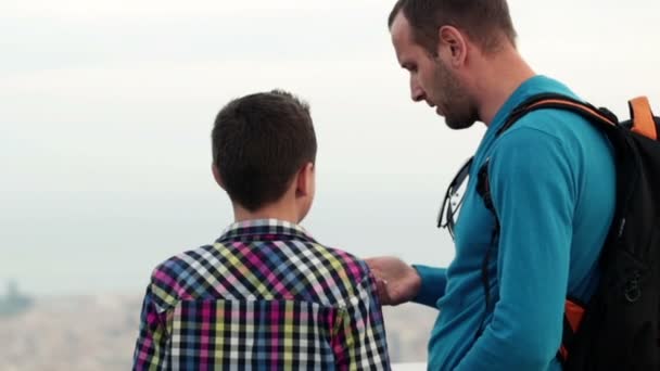 Padre e hijo usando smartphone — Vídeo de stock