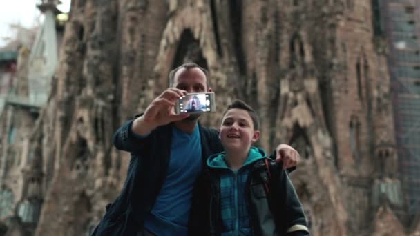 Father and son taking picture by Sagrada Familia — Stock Video