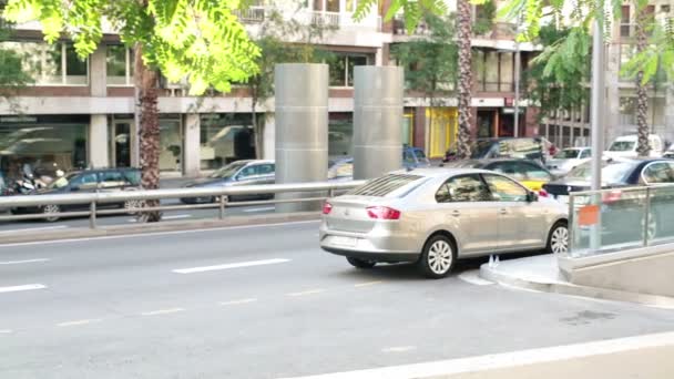 Ocupada calle de la ciudad y coches aparcados — Vídeo de stock