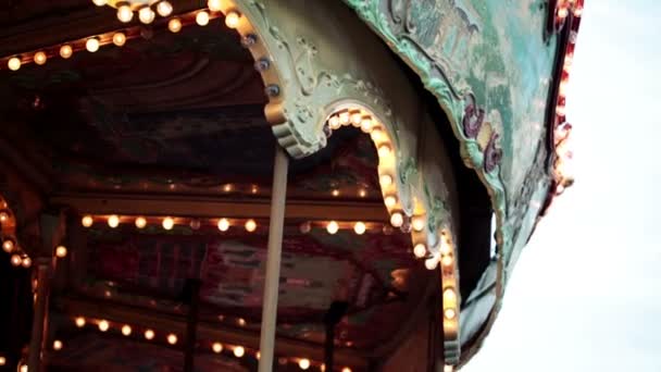 Lamporna på spinnig retro karusell — Stockvideo