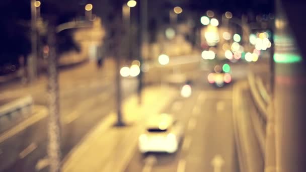 Verkeer in stad straat per nacht — Stockvideo