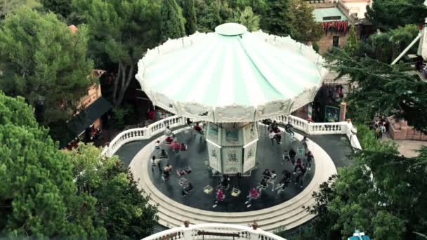 Snurrande karusell tibidabo park — Stockvideo