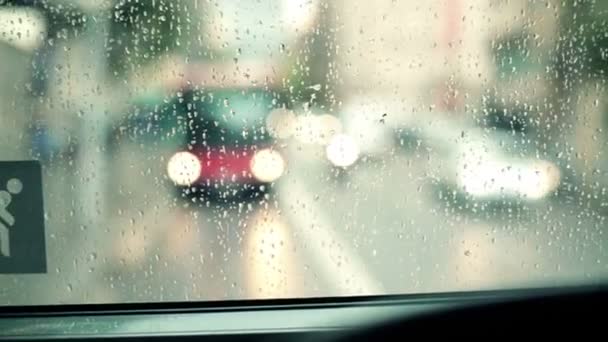 Kaca mobil dengan tetes hujan — Stok Video