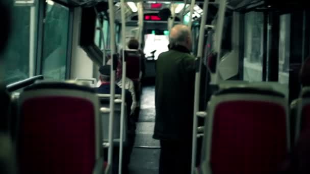 巴士与乘客 — 图库视频影像