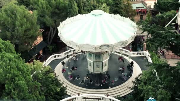 Snurrande karusell i tibidabo park — Stockvideo