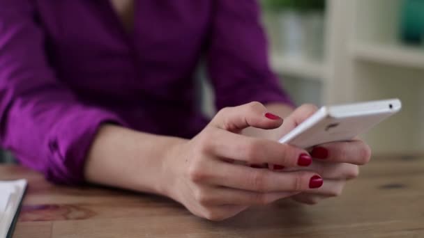 Empresaria manos escribiendo en el teléfono inteligente — Vídeo de stock