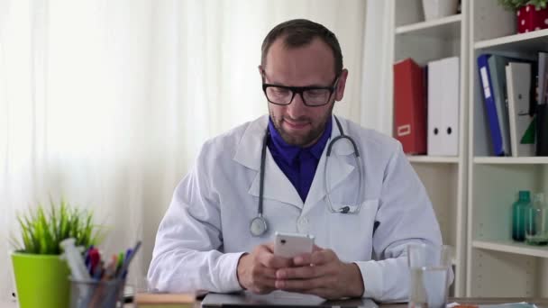 Мужчина врач со смартфоном — стоковое видео