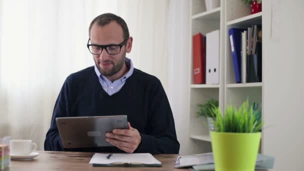 Uomo d'affari con tablet — Video Stock