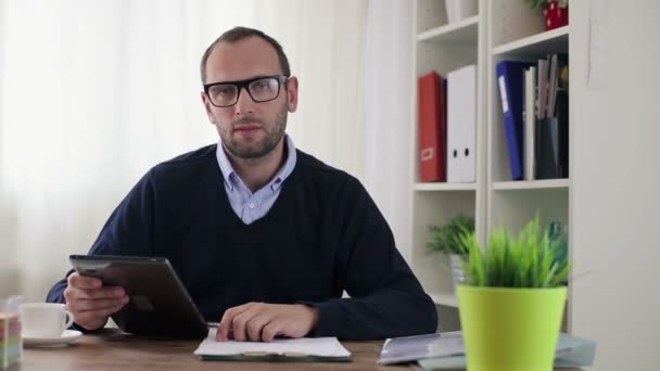 Homme d'affaires avec tablette — Video