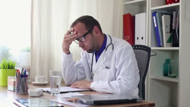 Doctor overwhelmed — Stock Video