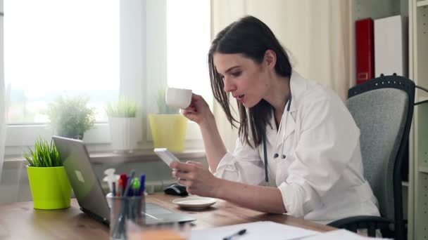 Doctor working with tablet computer — Stock Video